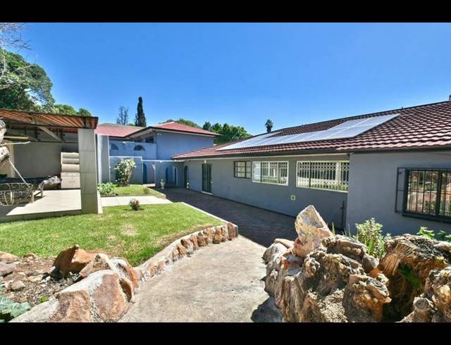 8 BEDROOM HOUSE FOR SALE IN OAKDENE